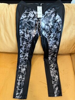 bebe Black and White Floral-Print Front Zip Leggings